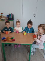 Логопедическое занятие с детьми младшей группы компенсирующей направленности с интересными и занимательными играми-упражнениями с пальчиками. Логопедическое занятие с детьми младшей группы компенсирующей направленности с интересными и занимательными играми-упражнениями с пальчиками.